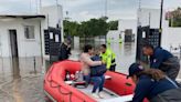 Rescatan con lanchas a vecinos afectados por inundación en fraccionamiento de Querétaro