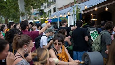 “¡Váyanse a sus casas!”: Españoles protestan contra turistas en Barcelona - La Tercera