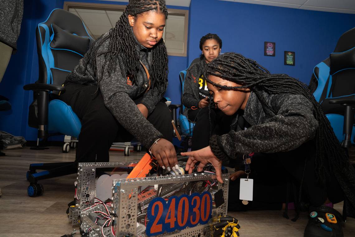 Robotics club shows East St. Louis students new opportunities for careers in STEM