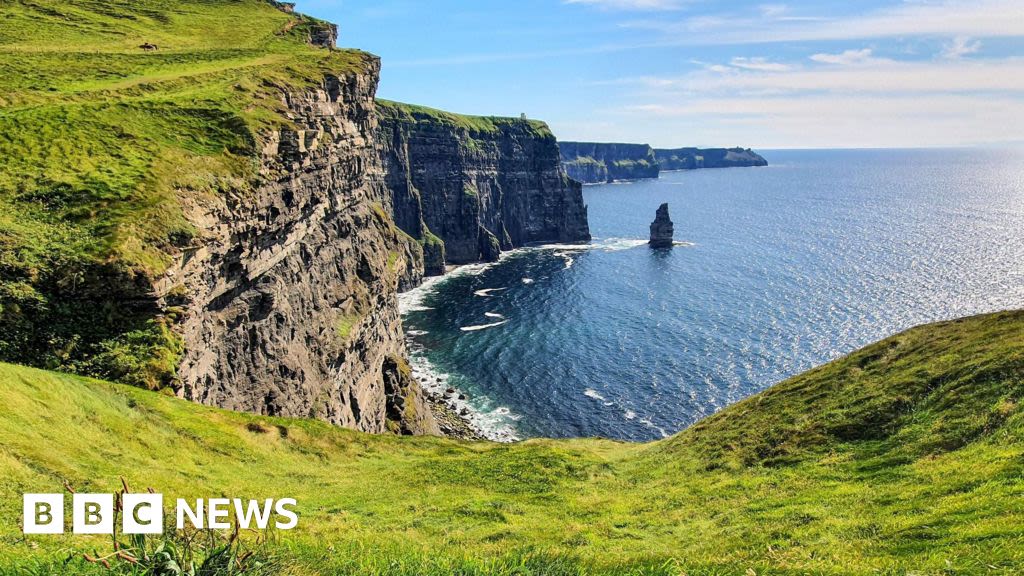 Cliffs of Moher: Body recovered in search for boy who fell