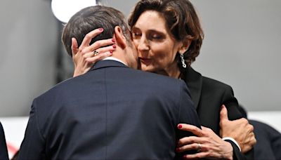 El "extraño" beso entre Macron y su Ministra de Deportes que ha revolucionado a la prensa francesa