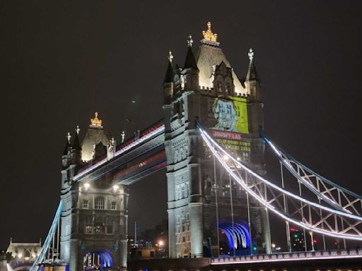 支持黎智英標語 「快閃」英國倫敦橋