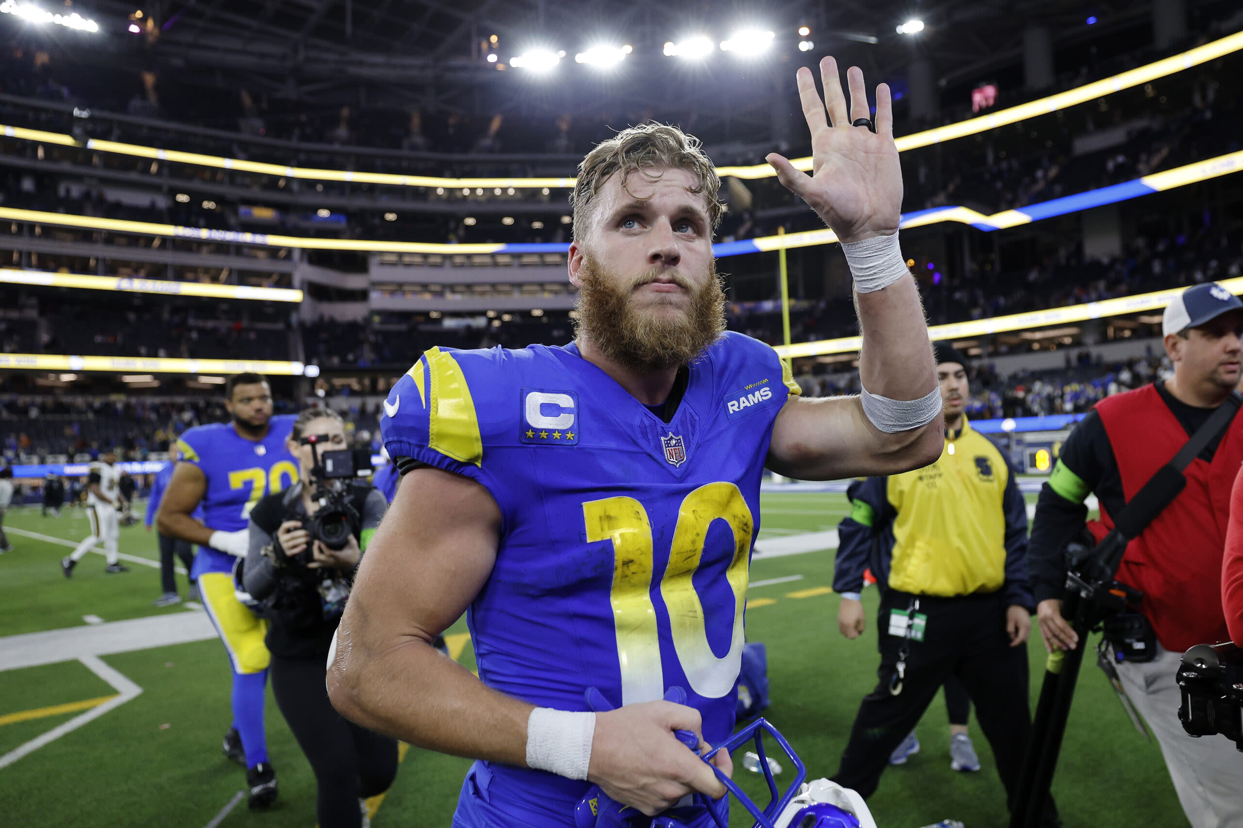 Watch: Noah Kahn rocked Cooper Kupp’s jersey at his concert and the Rams WR loved it