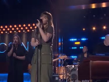 Kelly Clarkson takes on Olivia Rodrigo’s ‘Can’t Catch Me Now’