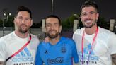 Lionel Messi en el Mundial 2022: la foto de La Pulga, Papu Gómez y Rodrigo De Paul en Qatar