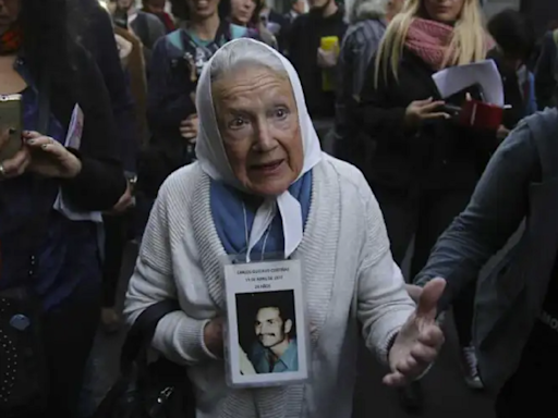 Murió Nora Cortiñas, titular de Madres de Plaza de Mayo: quién era su hijo al que buscó incansablemente - Diario Río Negro