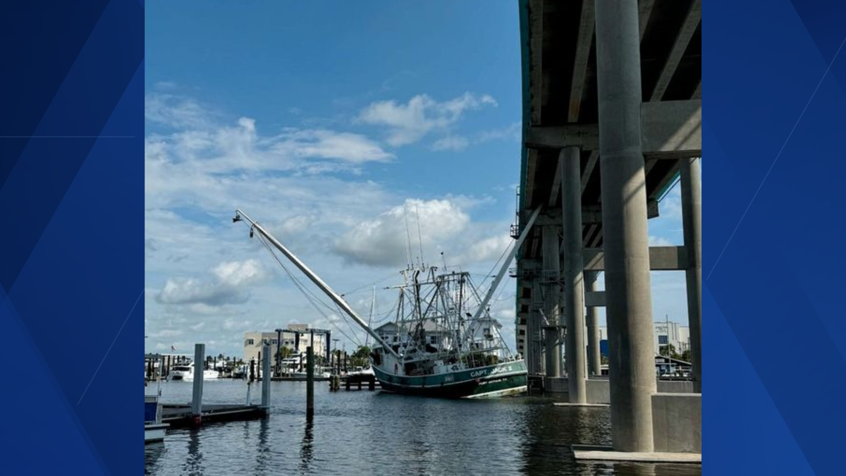 Boat crash closes Matanzas Pass Bridge on Fort Myers Beach