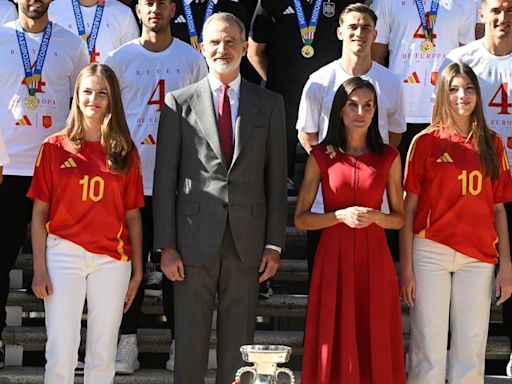 “12 años después, la Eurocopa vuelve a España”: el emotivo recuerdo de Leonor y Sofía por la victoria de la Selección Española