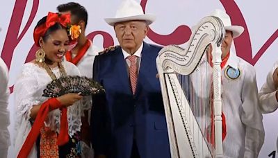 FOTOS y VIDEO Flores, mariachi y sones jarochos, así fue el concierto para el Día de las Madres en la mañanera de AMLO | El Universal