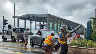 疑天雨路滑失控 將軍澳私家車撞斷交通燈嚇窒途人