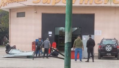 A toda marcha en La Plata: rompieron el portón de un supermercado con un auto, entraron, robaron y se dieron a la fuga