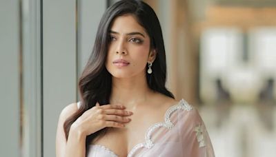 Actress Malavika Mohanan Oozes Elegance In Pastel Pink Saree - News18