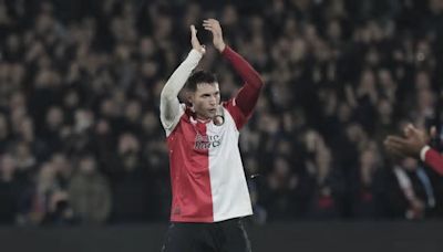 Santiago Giménez no se pudo reencontrar con el arco en goleada 6-0 del Feyenoord al Ajax