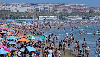 España espera un récord de turistas en verano en un momento de malestar de la población