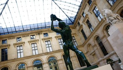 El Louvre bucea en la reinvención del Olimpismo y abre sus salas al yoga y al a la danza