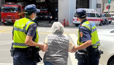 阿婆就醫竟脫隊趴趴走 照護員嚇慘！暖警「靠這張」神救援 - 社會