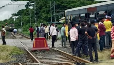 Heart-Stopping Narrow Escape! School Bus With 40 Students Stuck At Level Crossing In Nagpur