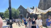 Pilgrims at Pittsburgh processions evangelize about Christ, Eucharist