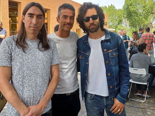 Vídeo | Vetusta Morla actúa en la acampada propalestina de la Complutense y toca su nueva canción ‘¡Ay, Madrid!’