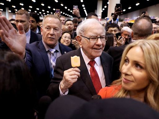 Warren Buffett va por la continuidad: Apple domina cartera de Berkshire Hathaway Por Investing.com