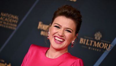 Kelly Clarkson Stole the Show at the Daytime Emmy Awards In a Stunning Pink Dress