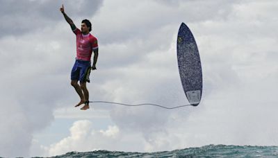 Una imagen ya icónica: el surfista brasileño Gabriel Medina levita sobre las olas