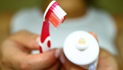 網民見牙膏就用完 一招用到一點也不剩 過來人認同：多刷好幾天