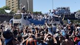 Milhões de argentinos lotam ruas para festejar campeões do mundo e jogadores são retirados de helicóptero
