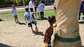 Con una Copa del Mundo hecha por ellos mismos, así fue la vigilia de la gente que esperó por los dueños del planeta