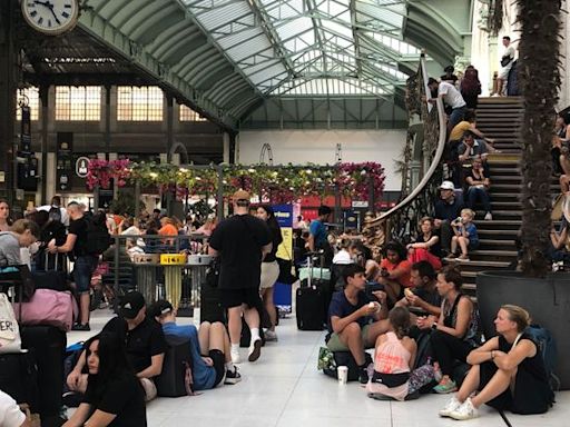 « Ça n’incite pas à prendre le train », pestent les voyageurs de la gare de Lyon, où plus aucun TGV ne circule
