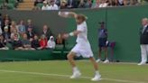 Rublev dá ‘chilique’, bate com raquete contra próprio joelho e é eliminado em Wimbledon