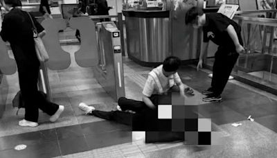上海地鐵驚傳持刀傷人！3人受傷「男乘客倒臥閘口」 驚悚畫面曝