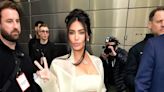Kim Kardashian se luce con este conjunto transparente mientras recibe homenaje como empresaria ejemplar