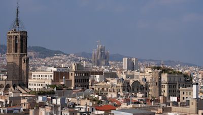 Barcelona veta la apertura de tiendas de cannabis, móviles y estética en Ciutat Vella