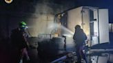 Los bomberos sofocan un incendio nocturno en una industria de Alzira