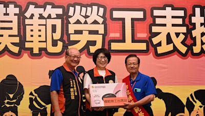 慶祝五一勞動節 饒慶鈴表揚82位模範勞工