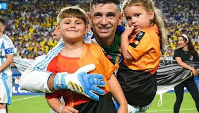 Ahora sí les hizo upa: el tierno posteo del Dibu Martínez con sus hijos tras consagrarse bicampeón