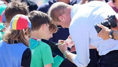 William’s 10-word response as he breaks royal protocol to sign a boy’s cast