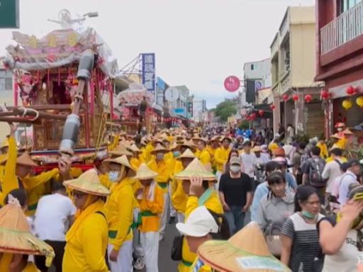 3年一科小琉球迎王祭 東琉線候船室擠滿人潮