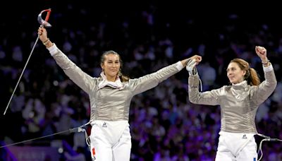 JO 2024 : au Grand Palais, les Françaises Manon Apithy-Brunet et Sara Balzer sabrent l'or et l'argent