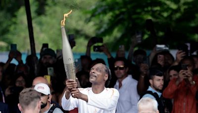 5 Snoop Dogg photos of the legend carrying the Paris Olympics torch