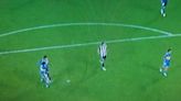 Video: la jugada que debió terminar con un rival de Boca expulsado y se hizo viral en las redes