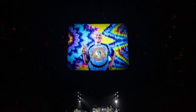 Bill Walton honored at Dead & Company Sphere performance