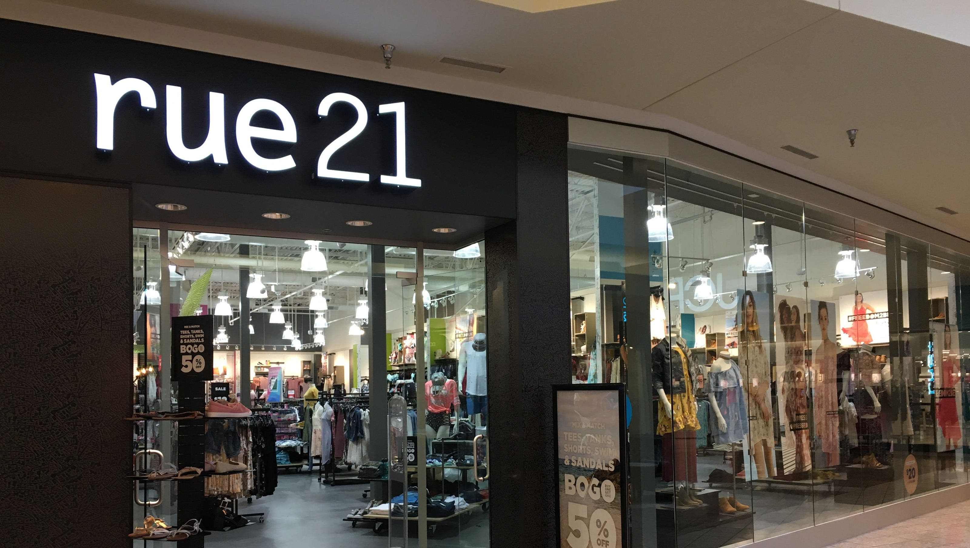Teen apparel retailer files for bankruptcy, plans to close all 500+ stores