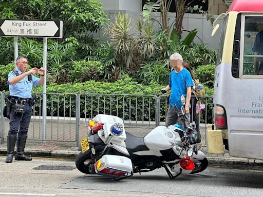 新蒲崗小巴遭「抄牌」後褪車出事 撞冧執法部門電單車