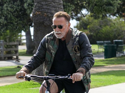 Estiloso, Arnold Schwarzenegger passeia de bike dois meses após cirurgia no coração