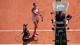 Roland Garros. La ucraniana Marta Kostyuk no saludó a su rival, la bielorrusa Aryna Sabalenka, y sentenció: “Generaliza sus respuestas; no la respeto”