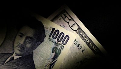 US yields lift dollar and leave yen languishing