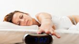 Dormir mejor: aplazar la alarma del despertador a la mañana es un error, según los expertos