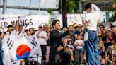 World paper plane champion proposes to girlfriend in front of crowd after win